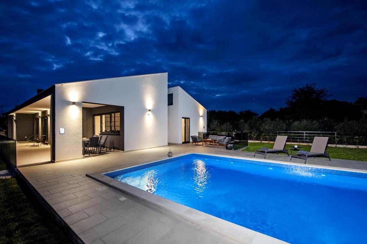 Villa Xo Ровінь Екстер'єр фото